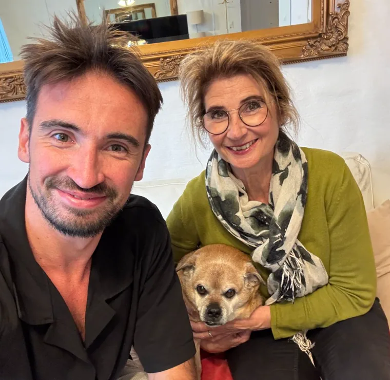 Philipp Follmer mit seiner Mutter — sie hat das KI-System an einem Nachmittag selbst eingerichtet