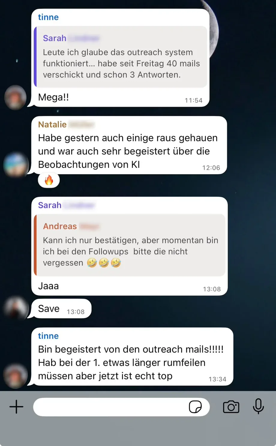WhatsApp-Gruppenchat: Mitglieder berichten von Antworten auf ihre KI-Outreach-Mails